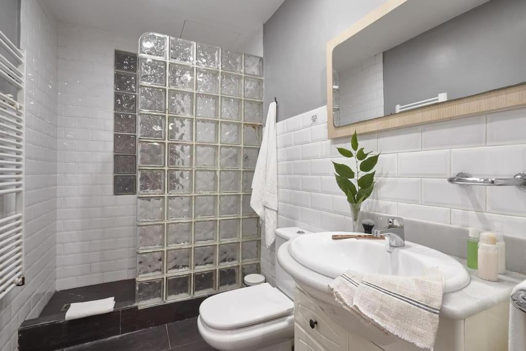 Magnificent 4 Bedroom Apartment In Eixample Barcelona Buitenkant foto